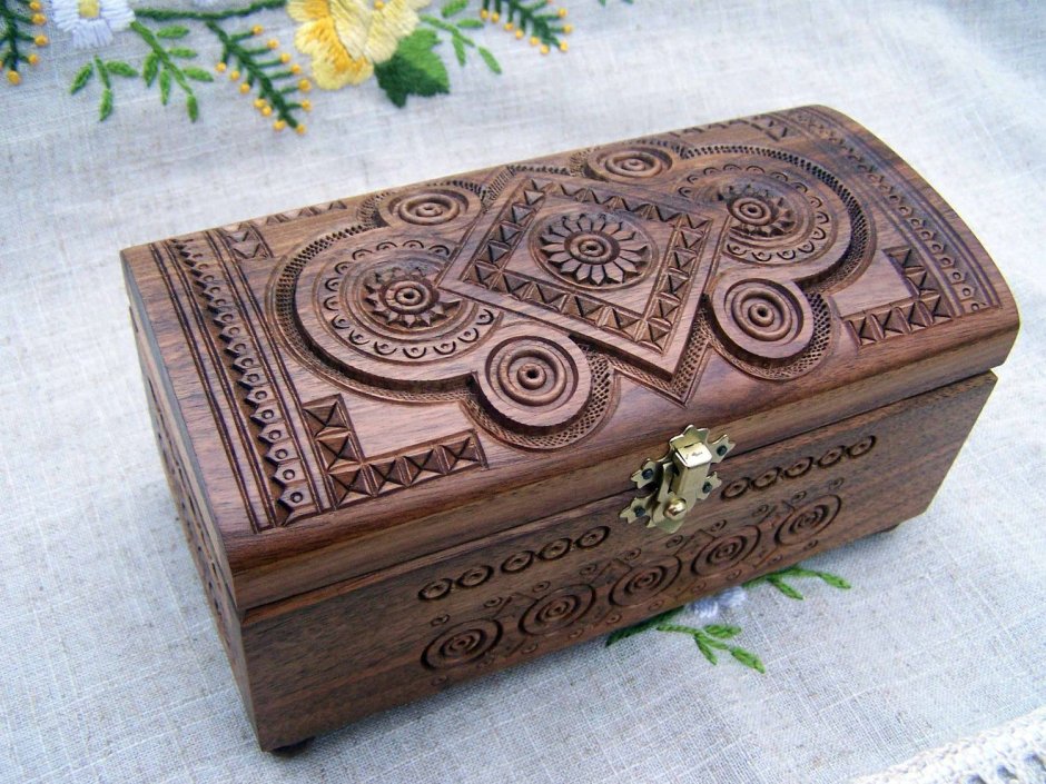 Деревянный сундучок для памятных вещей