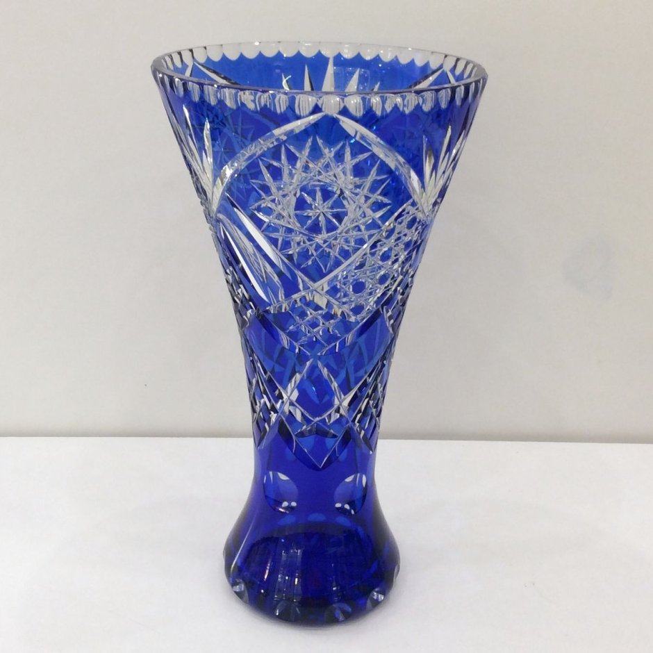 Ваза из синего стекла