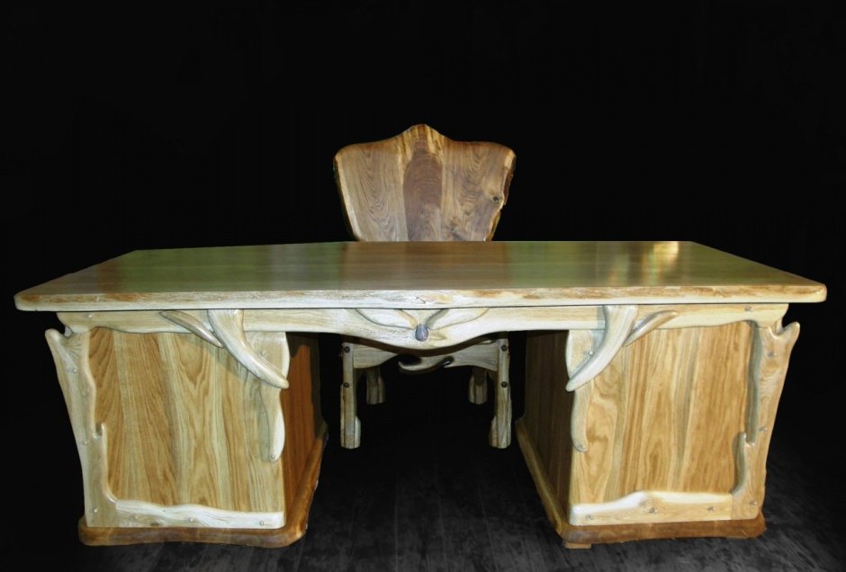 Деревянный стол с полками