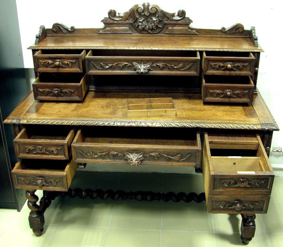 Антикварный стол кабинета