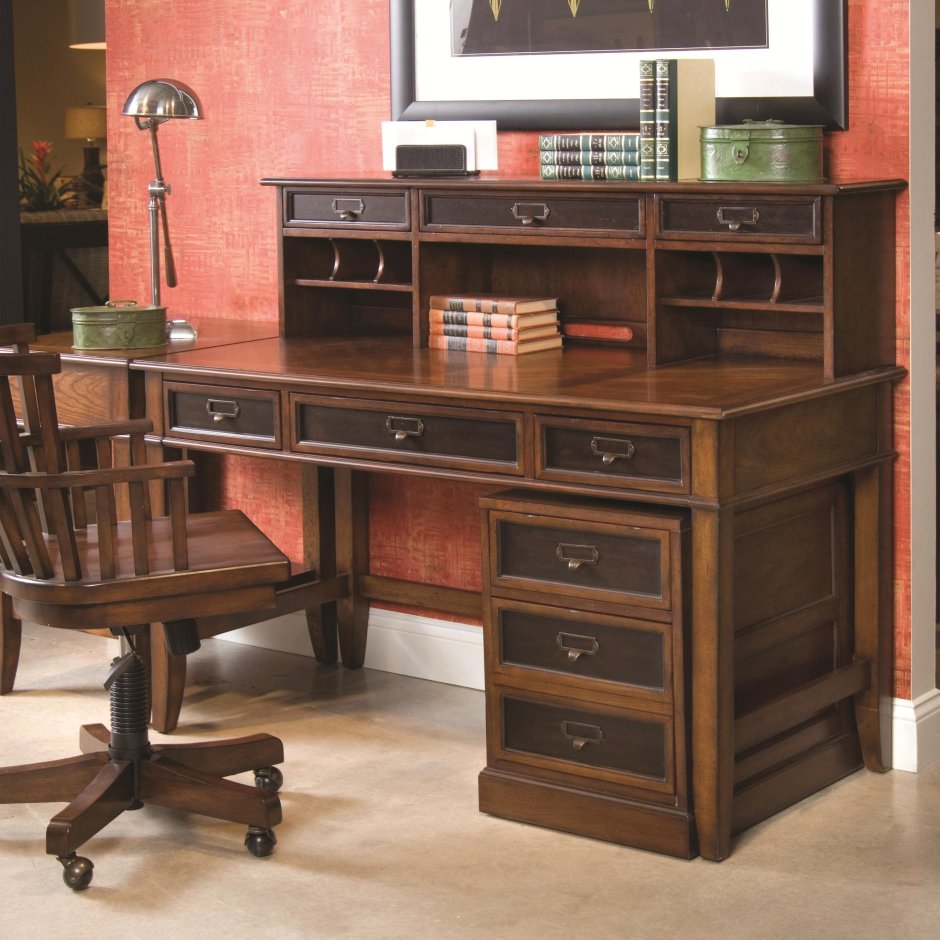 Деревянный стол в кабинет