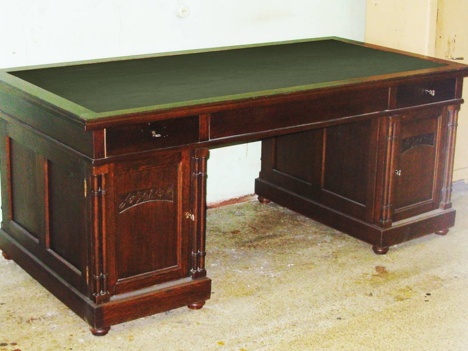 Старинный кабинетный стол