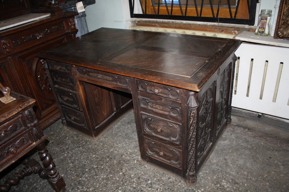 Письменный стол из состаренного дерева