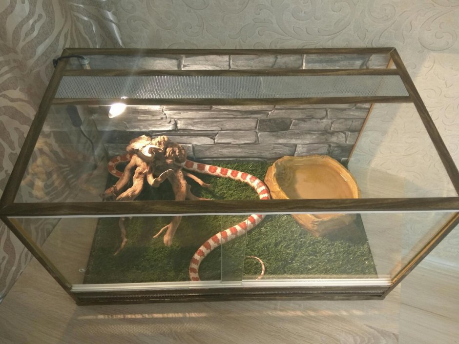 Деревянные этажерки для выставки товаров