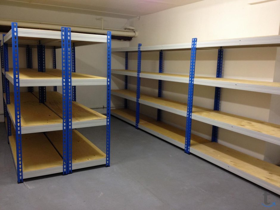 Стеллаж из канистр в гараже