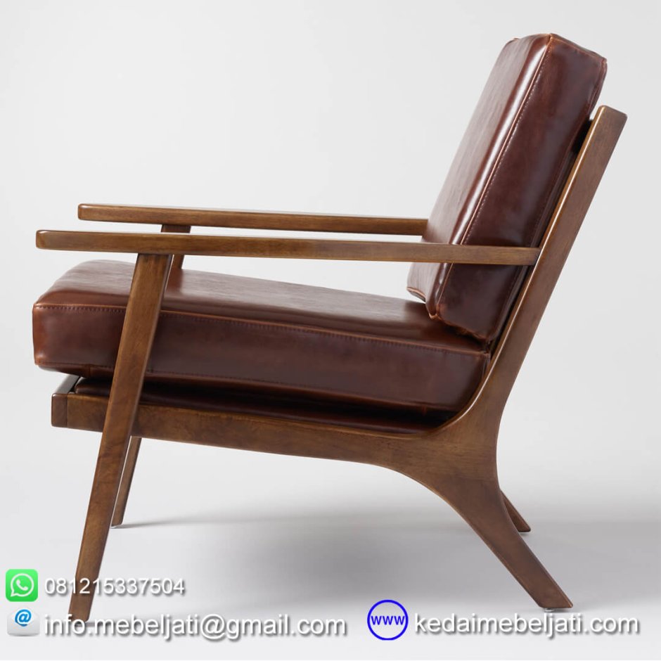 Деревянное кресло с подушками