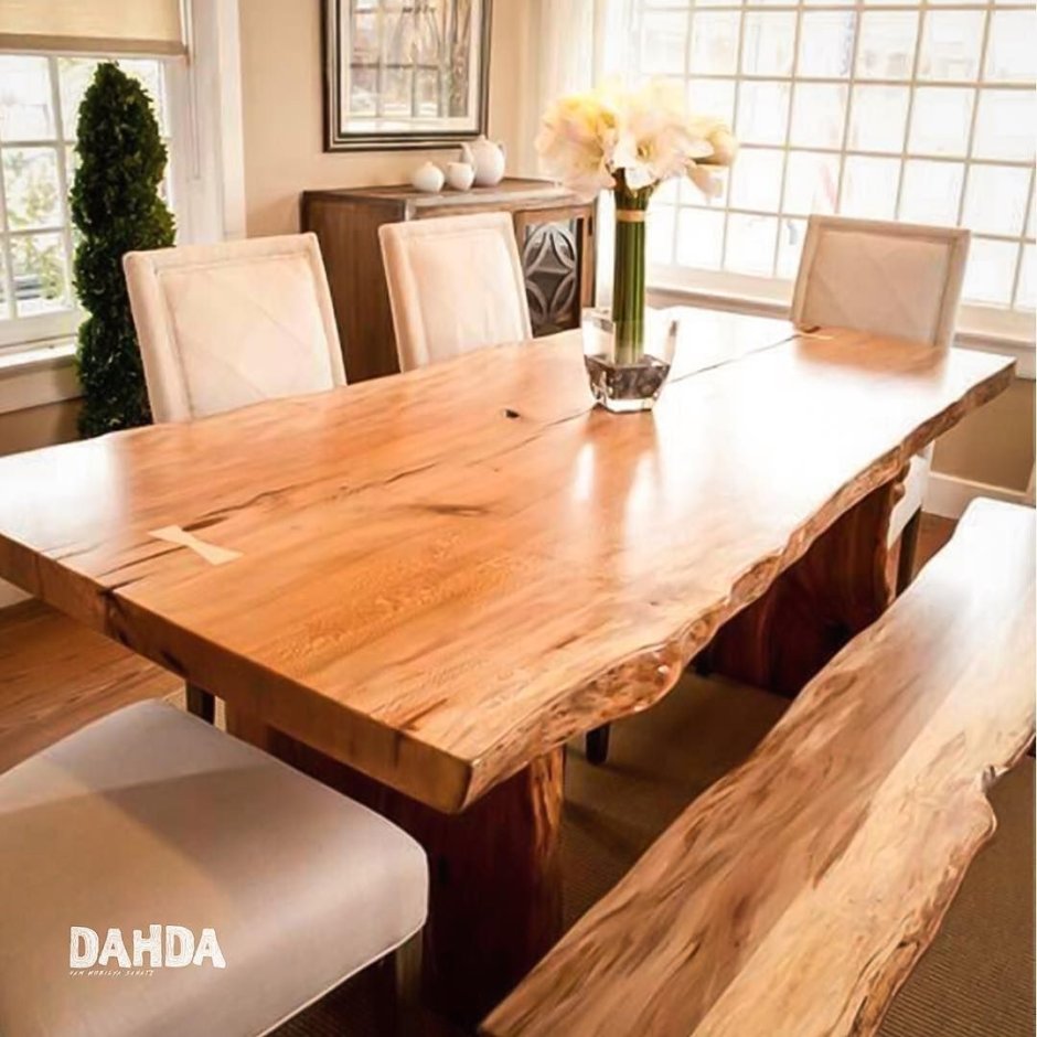 Обеденный стол с массивной столешницей в интерьере