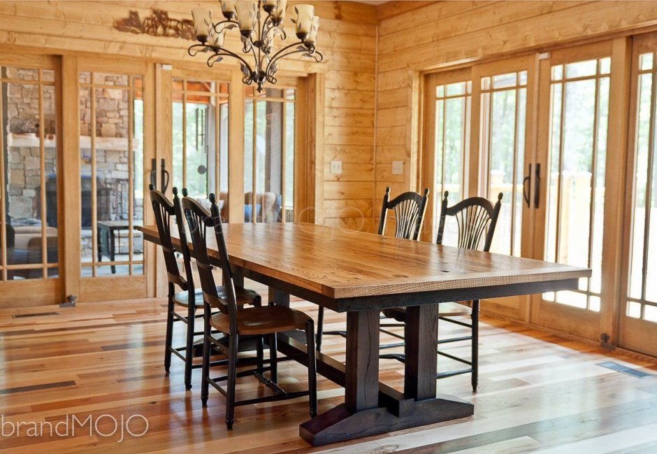 Длинный деревянный обеденный стол