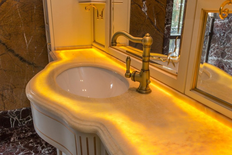 Оникс с подсветкой в ванной