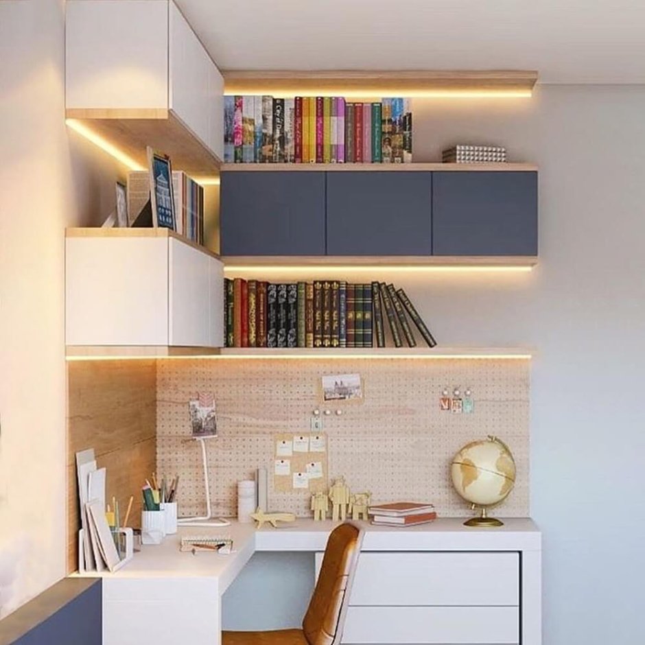 Полочки над столом для школьника