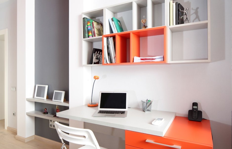 Полки над рабочим столом