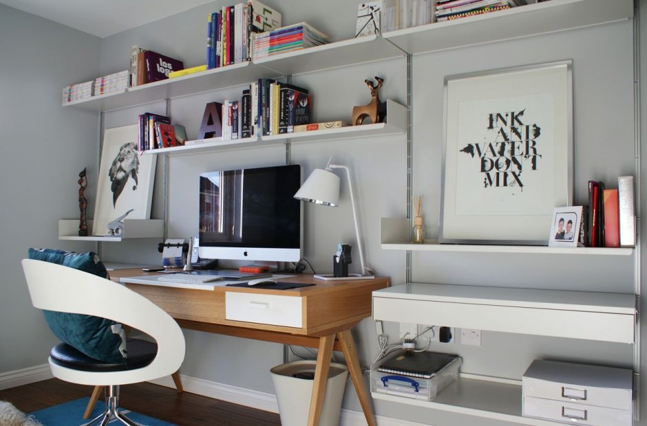 Полки над письменным столом для школьника