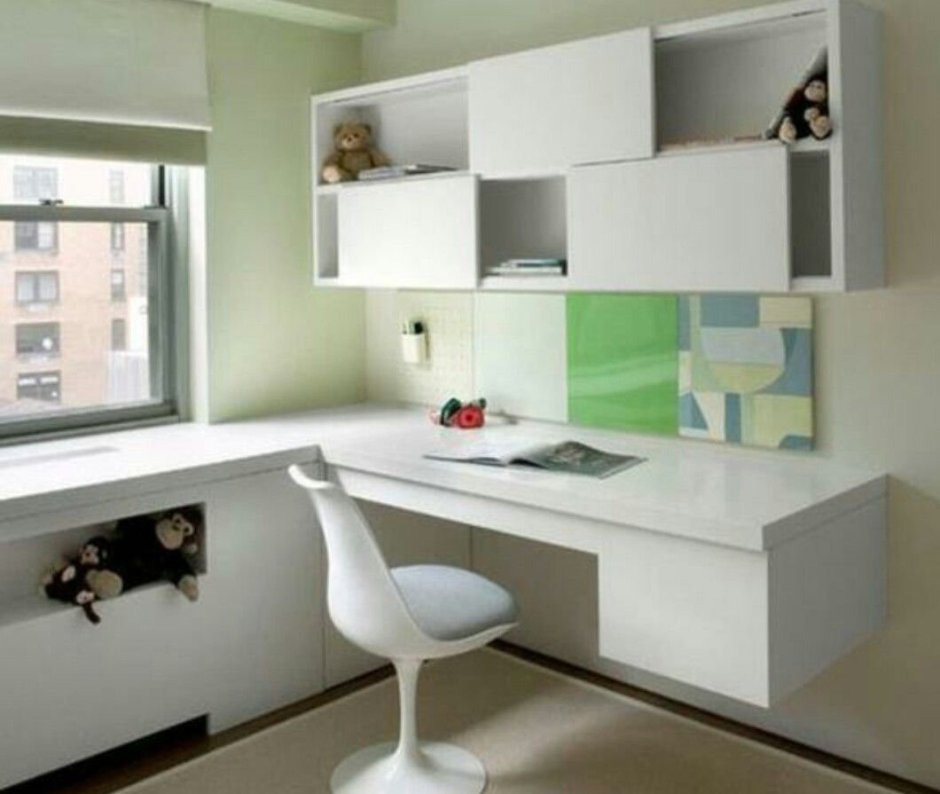 Полка над столом для школьника