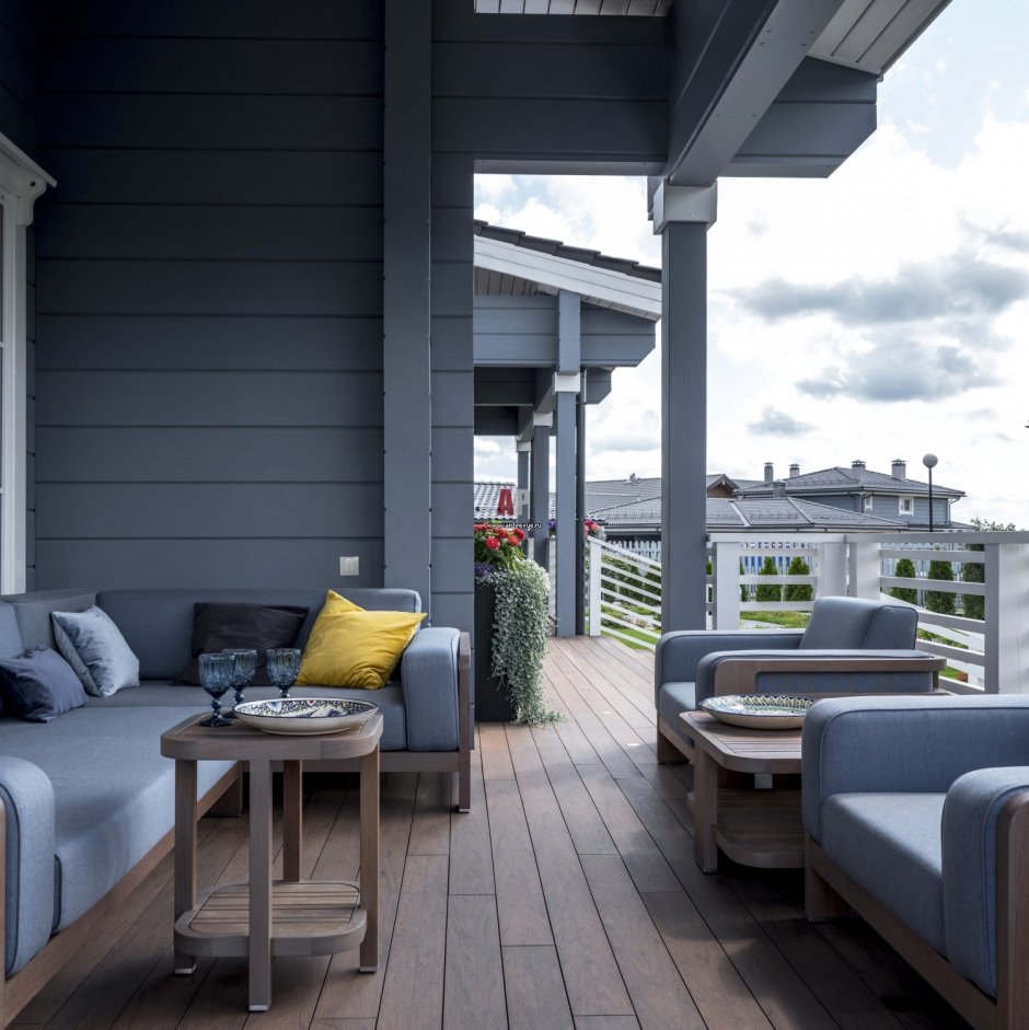 Серый дом с террасой