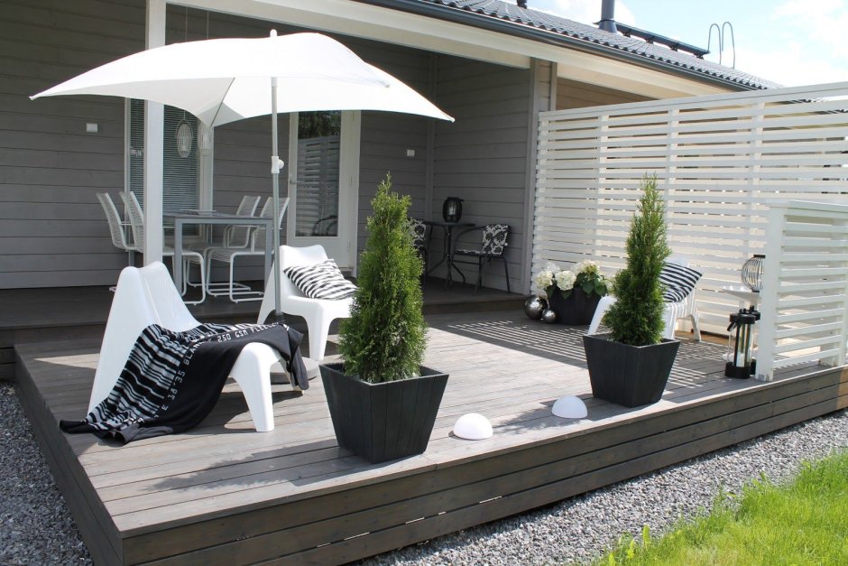 Серо белая веранда