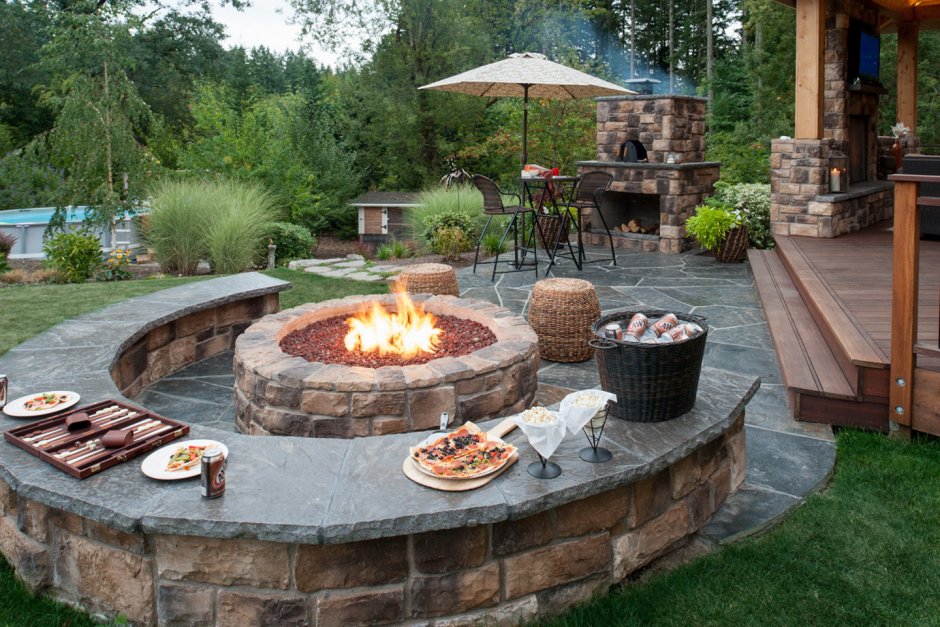 Зона барбекю с костровище.