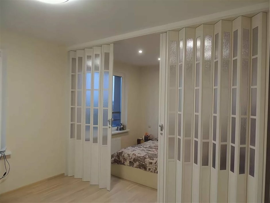 Белая перегородка для зонирования комнаты