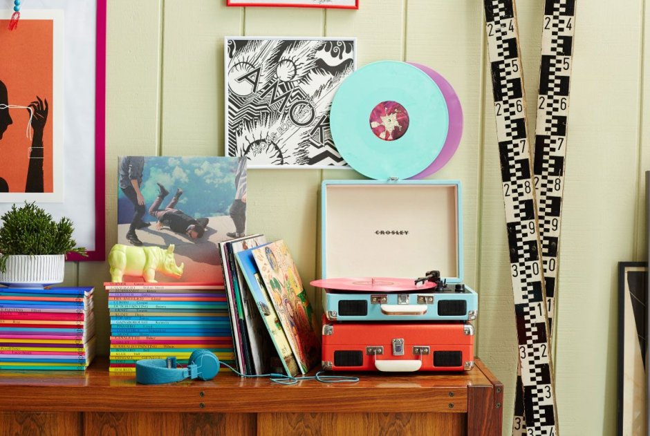 Комната с винилом красная