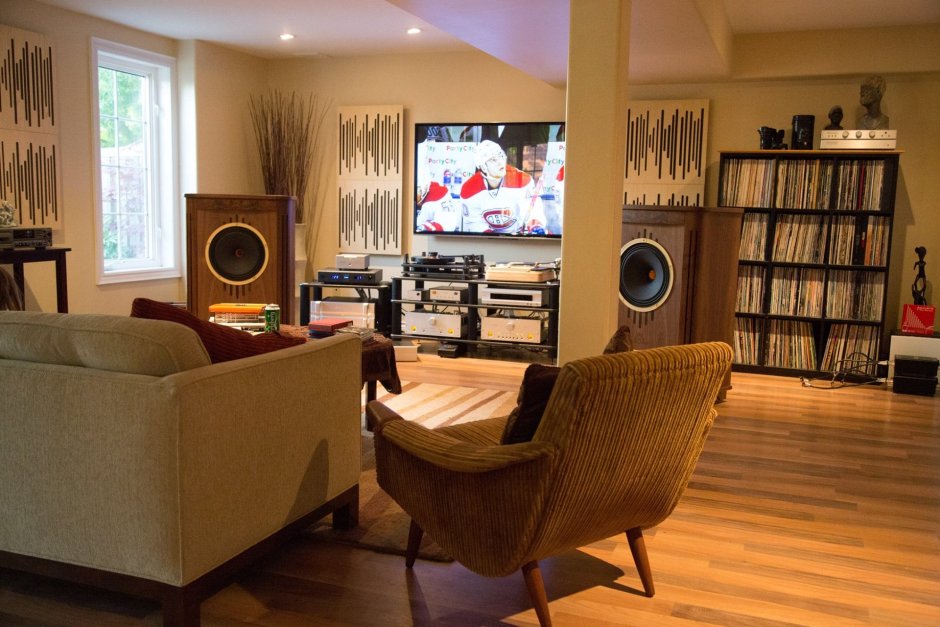 Колонки в интерьере гостиной