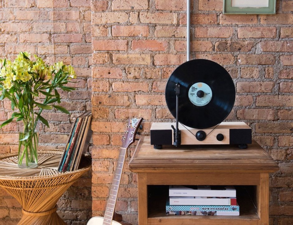 Виниловый проигрыватель в интерьере
