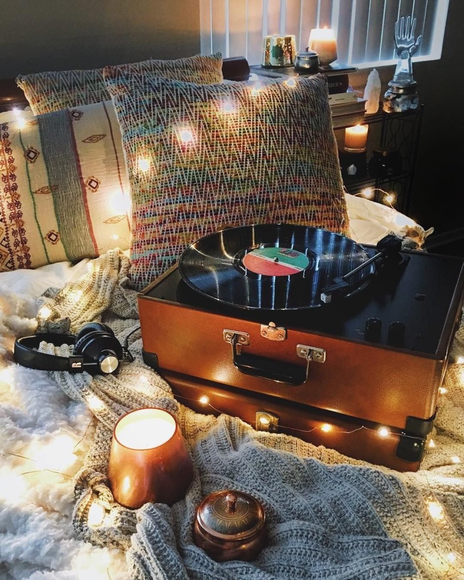 Виниловый проигрыватель в интерьере