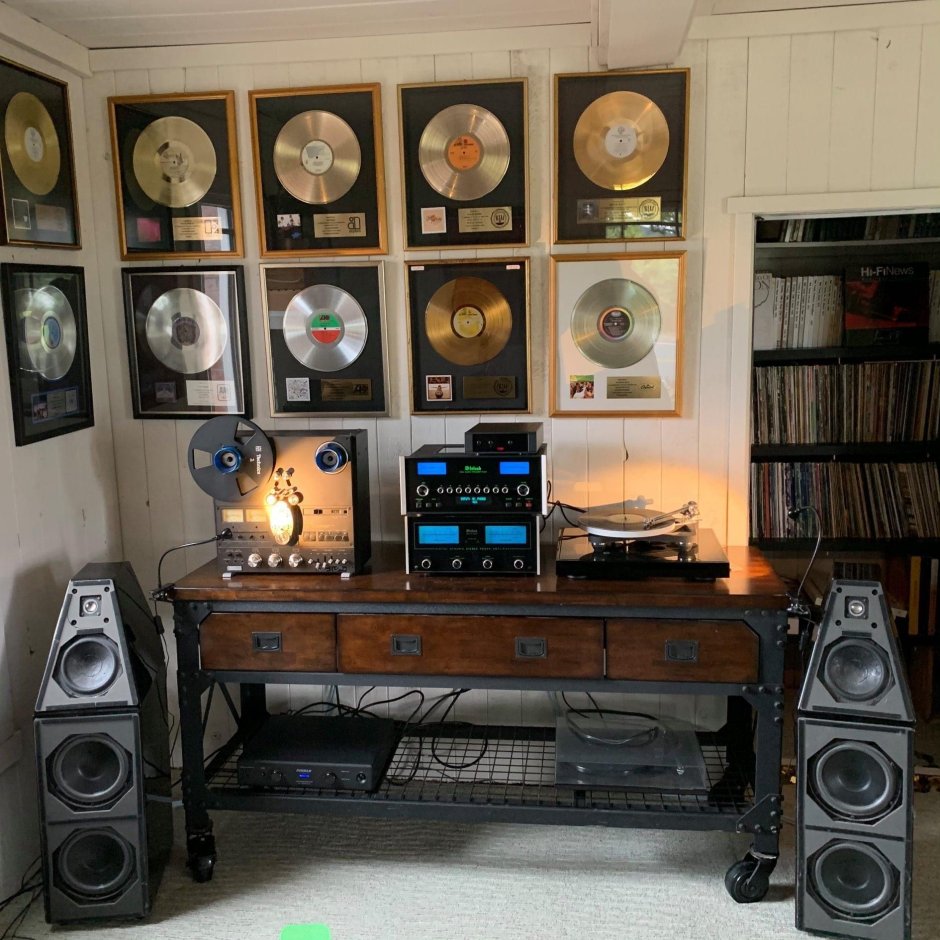 Граффити на стене в комнате