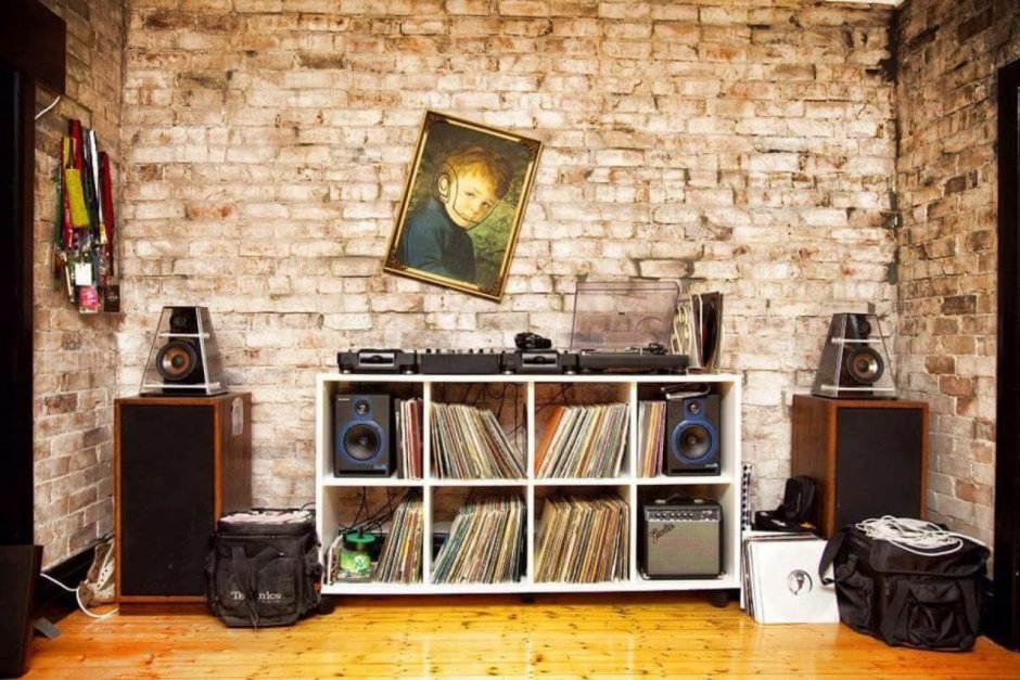Музыкальная аппаратура в комнате