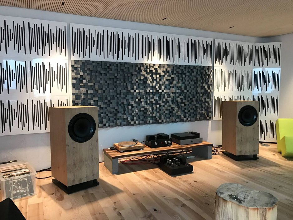 Полка с пластинками в интерьере