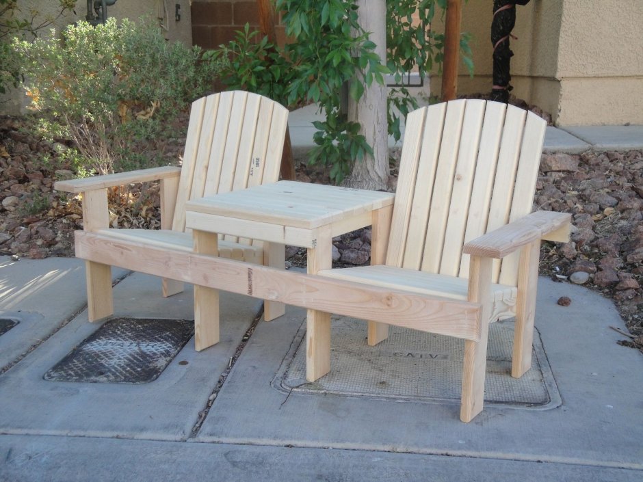 Скамейка со столиком посередине