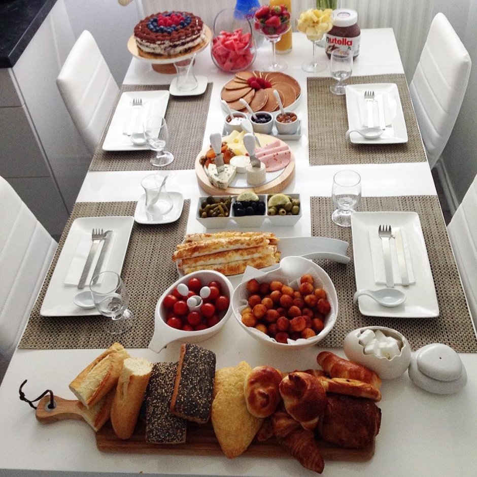 Сервировка стола на завтрак в отеле