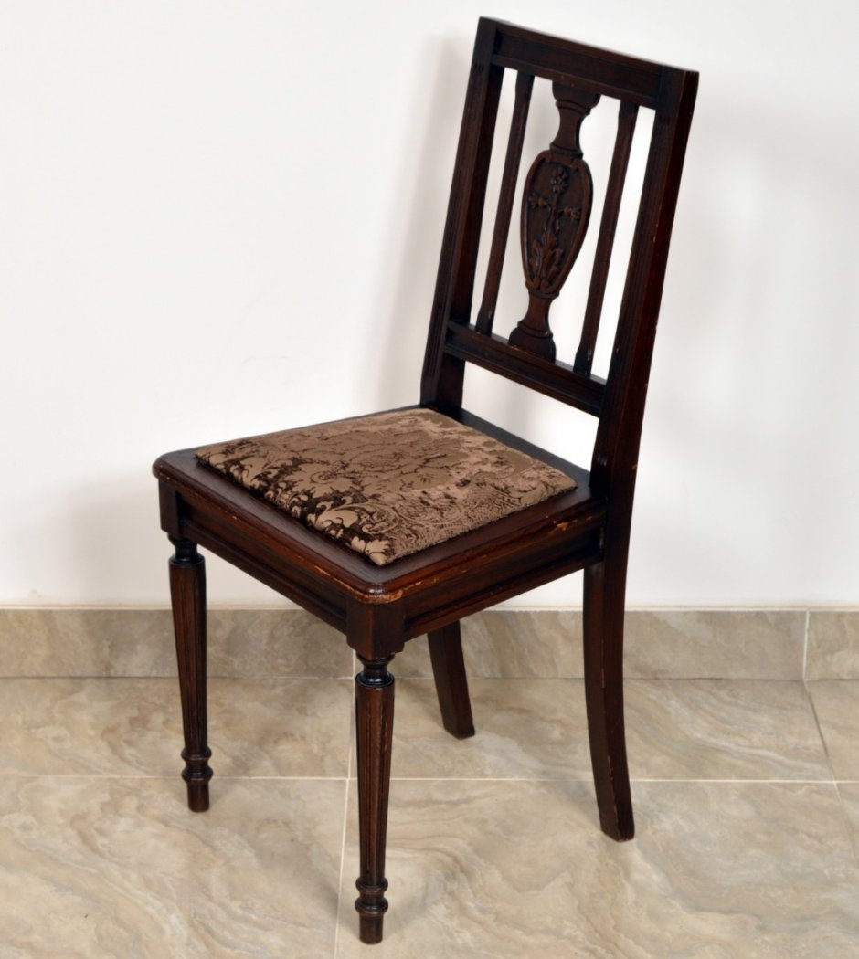 Стул с резной спинкой деревянный
