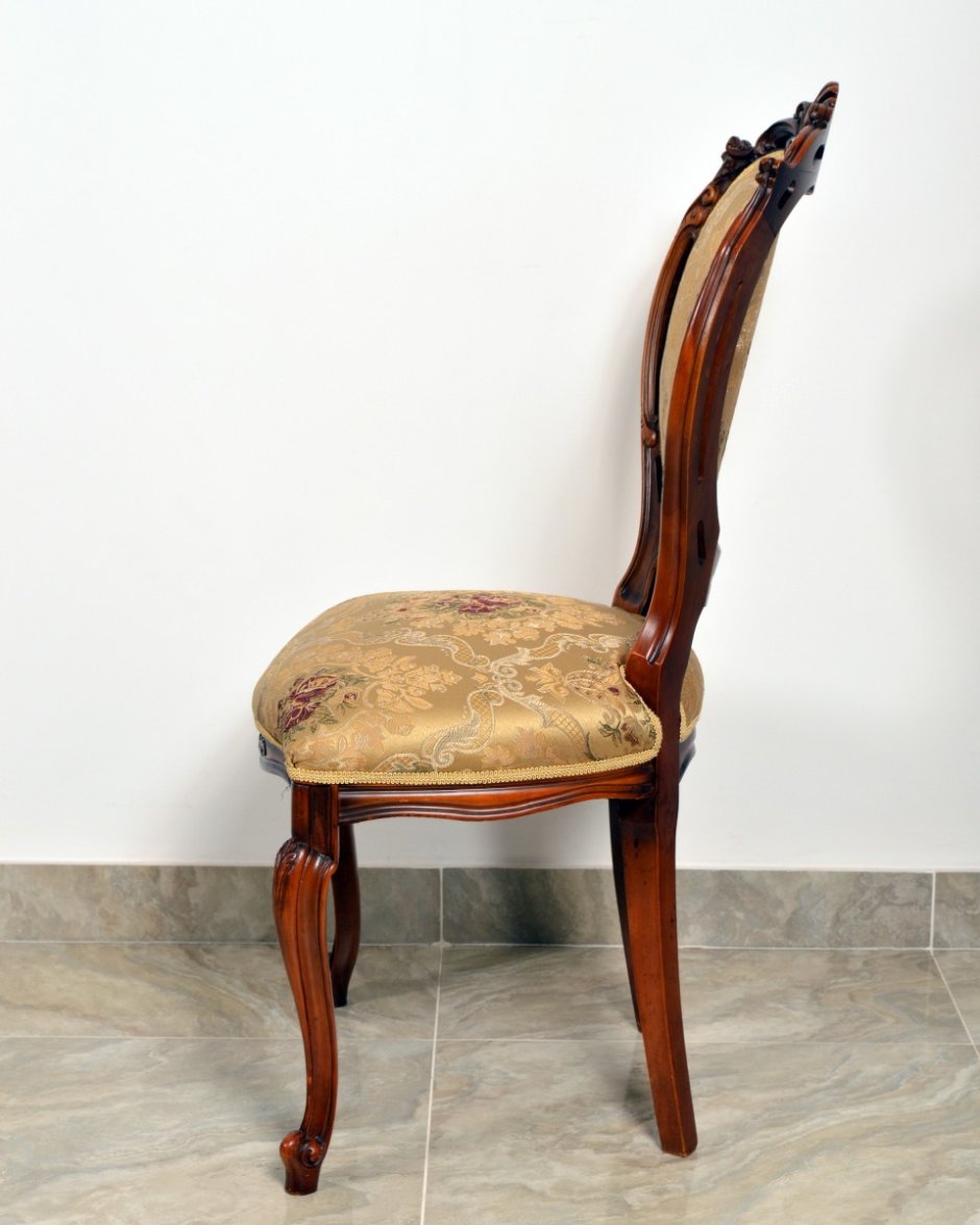 Стул с разными ножками