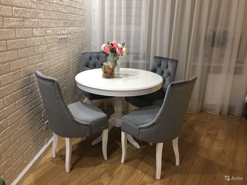 Кресло на кухне в интерьере