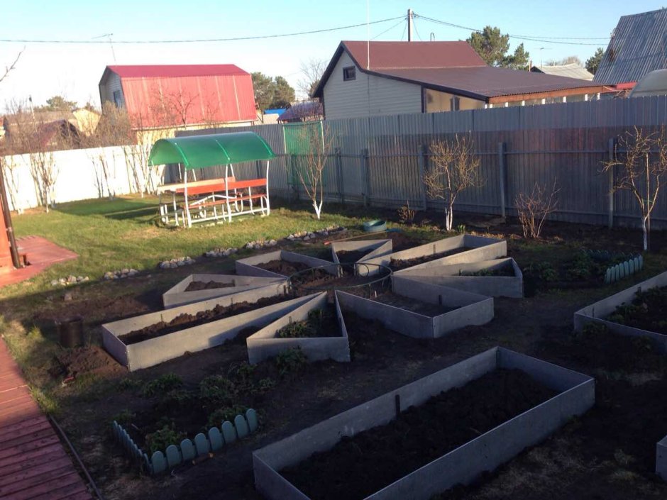 Ограждение клумбы шифером