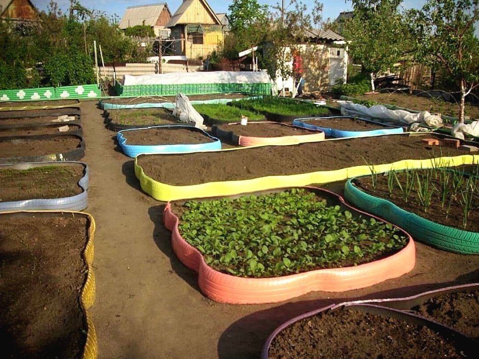 Клумба из камней у подъезда