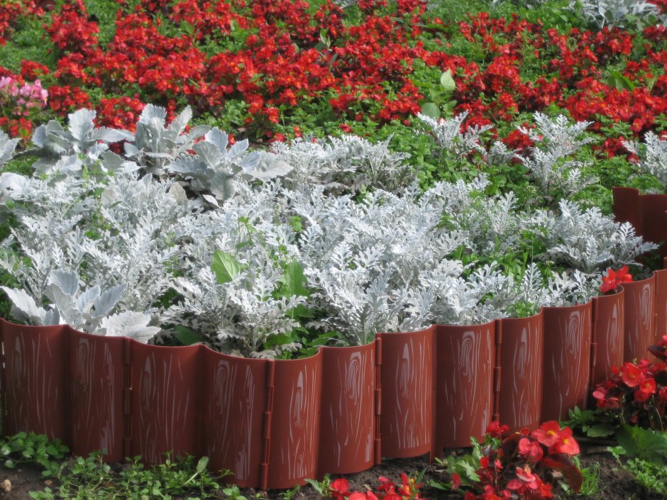 Металлические грядки обшитые деревом