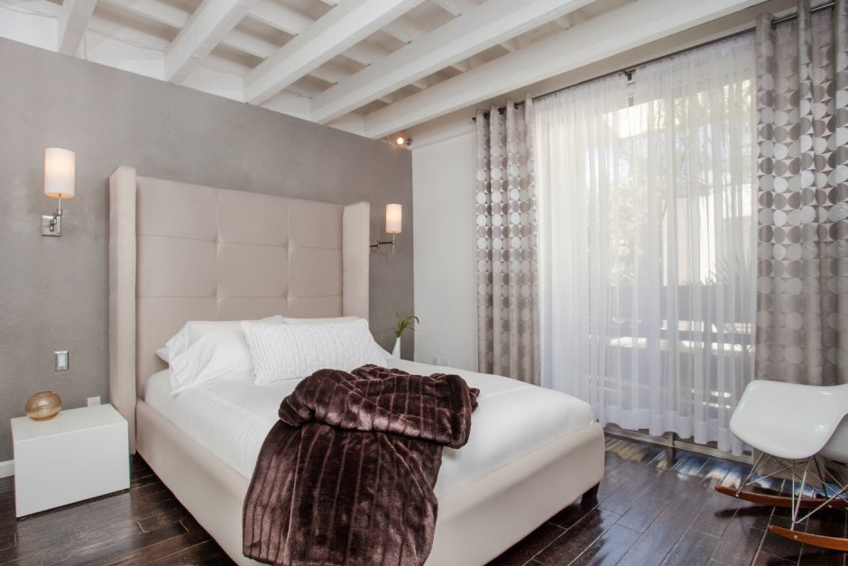 Тюль в спальню в современном стиле