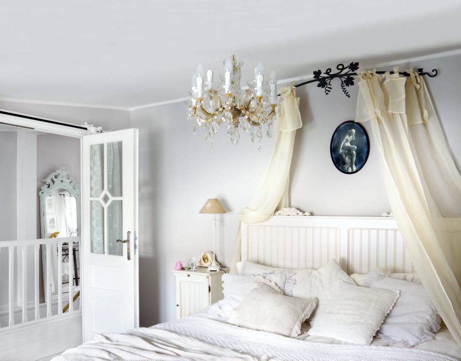 Над кроватью в спальне декор 2021