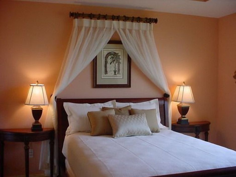 Тюль над изголовьем кровати