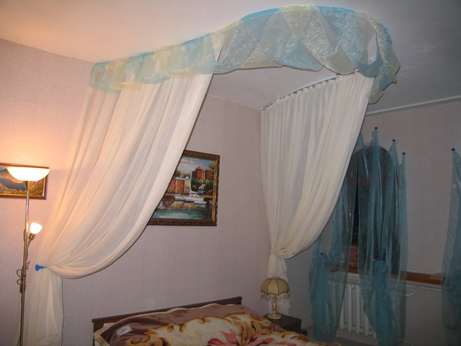 Балдахин на потолочном карнизе