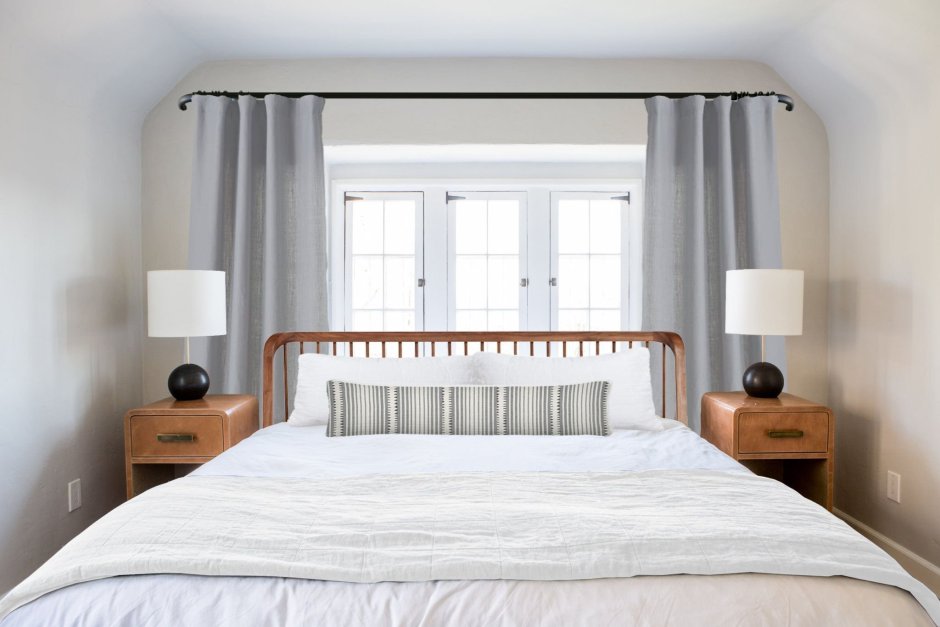 Кровать у окна