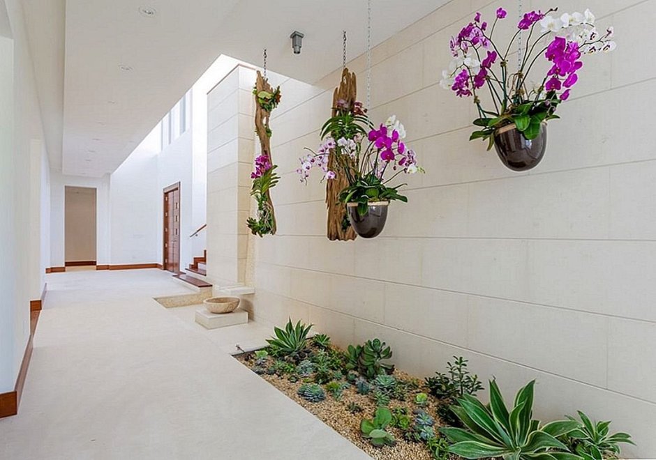 Искусственные цветы на стену