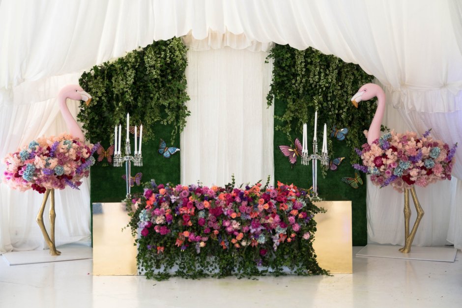 Декор искусственными цветами