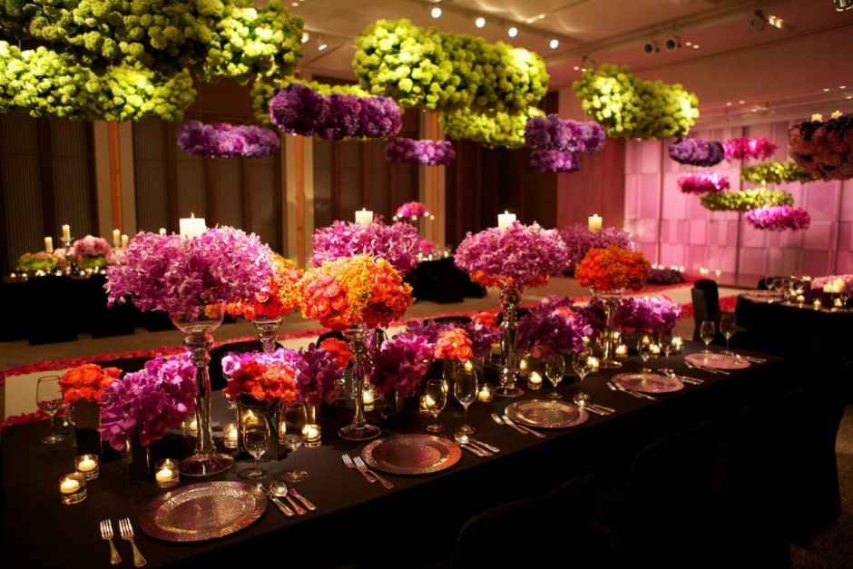 Арка с искусственными цветами