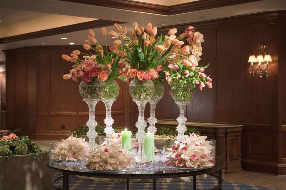 Стена из искусственных цветов