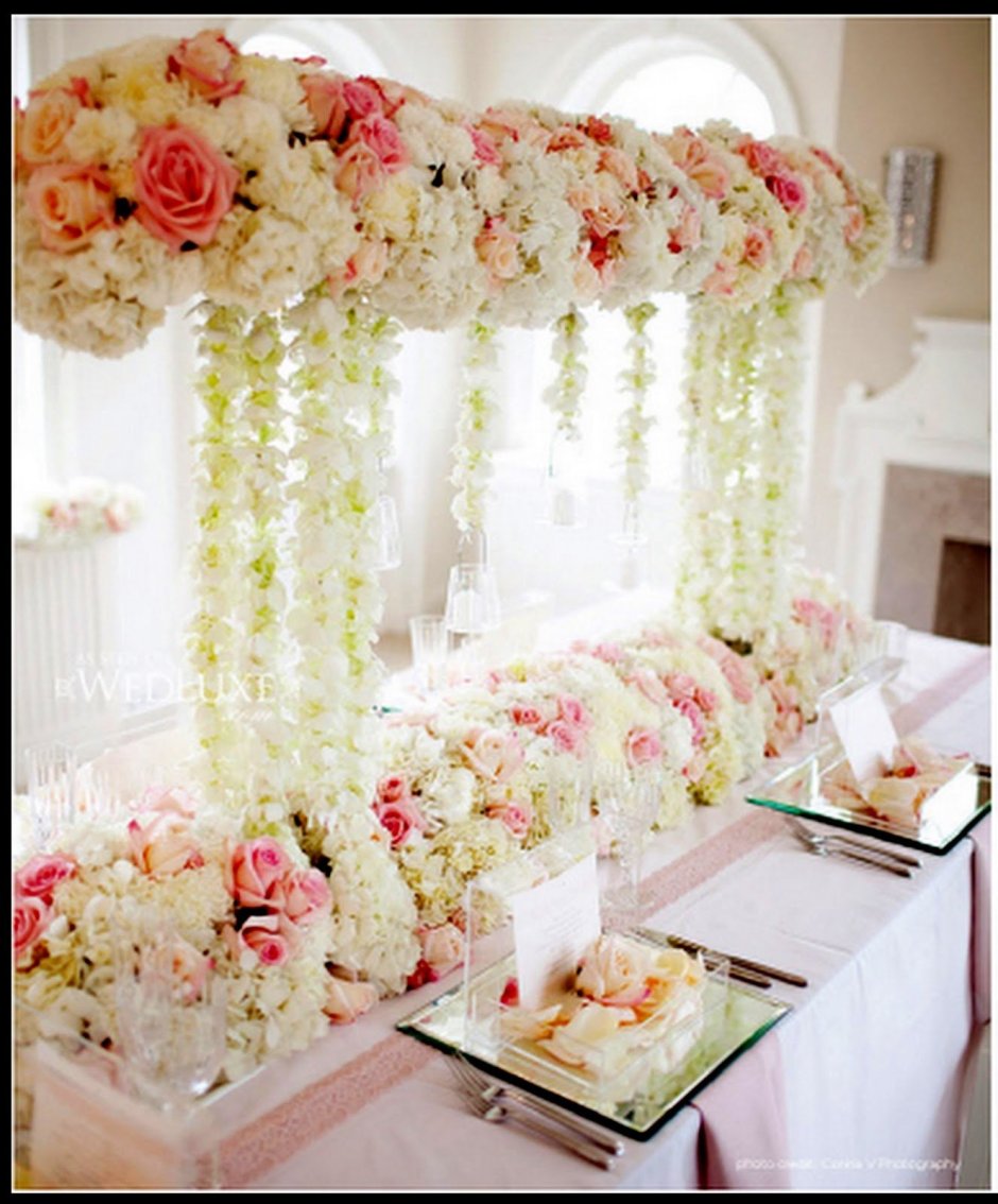 Декор искусственными цветами на кухне