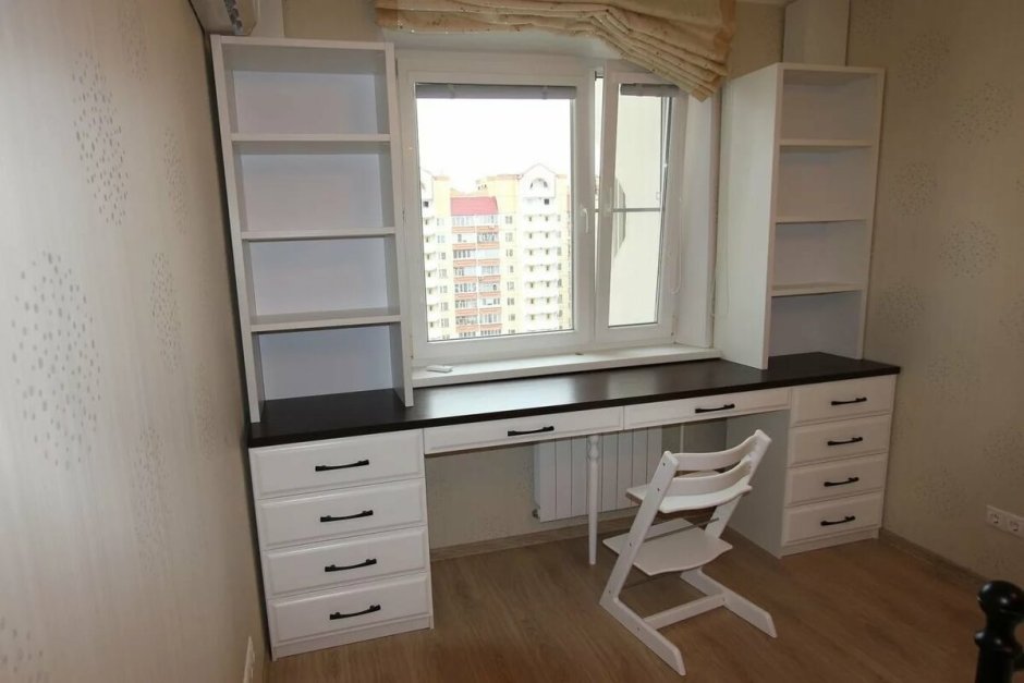 Письменный стол вдоль окна