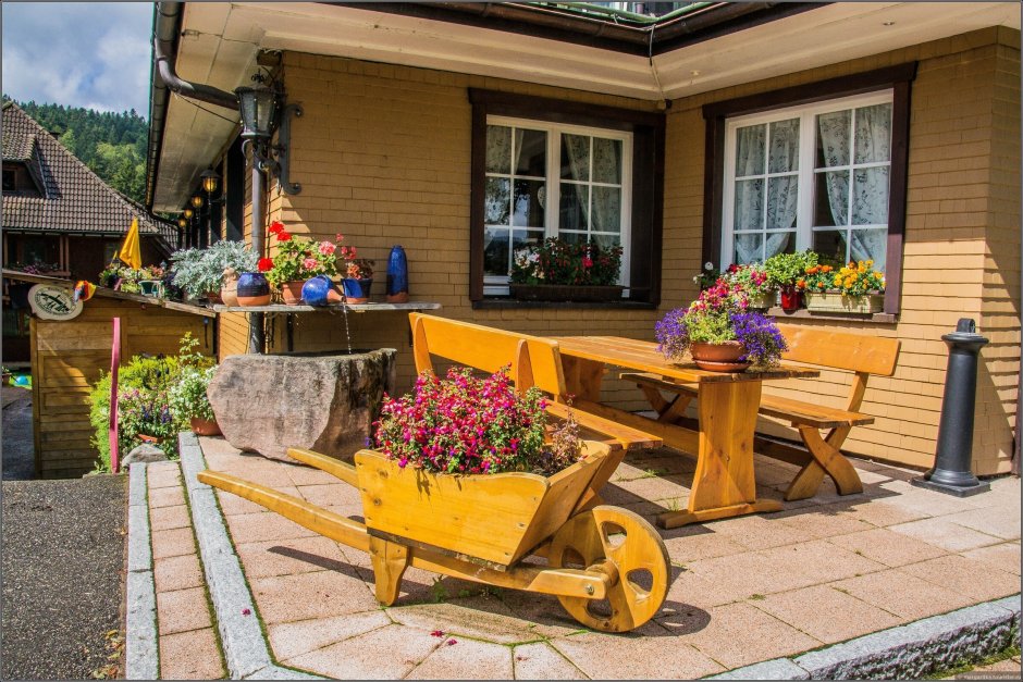 Красивый деревенский двор