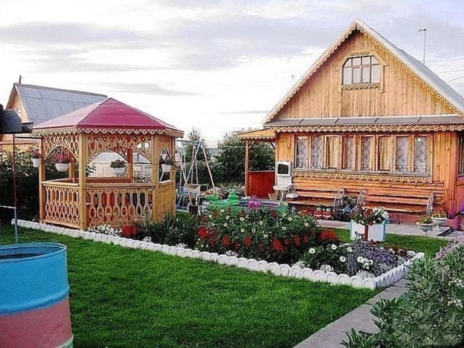 Современный двор в деревне