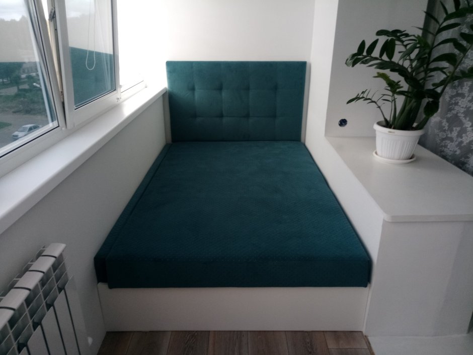 Кровать на балконе